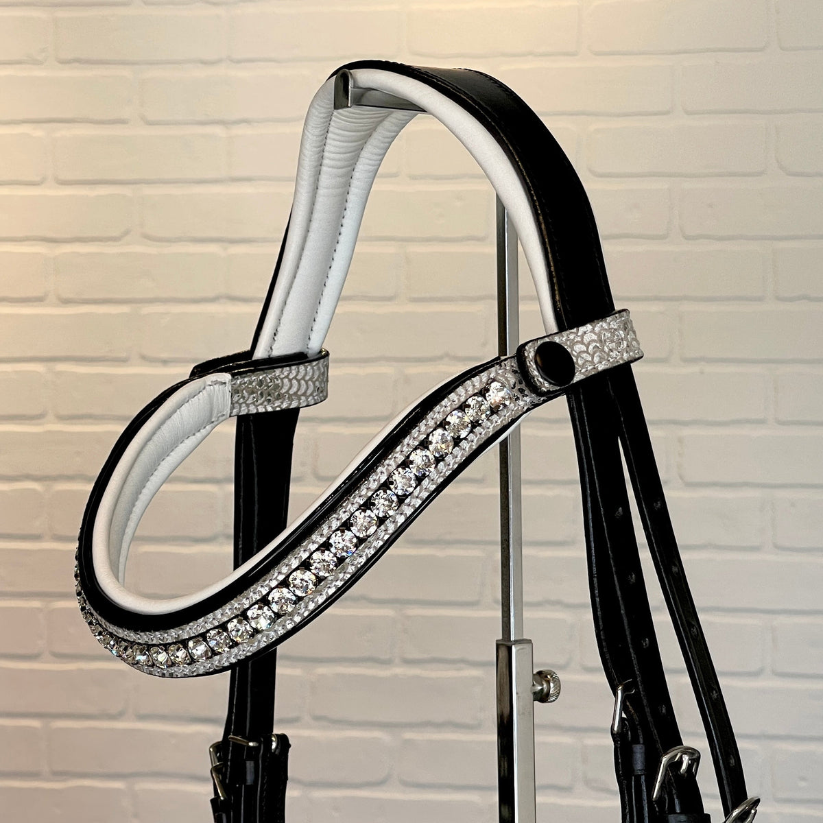 The Deco Anatomical Snaffle Bridle with Removable Flash